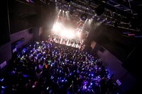 SUPER★DRAGONのライブの様子。（撮影：笹森健一）