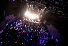 SUPER★DRAGONのライブの様子。（撮影：笹森健一）