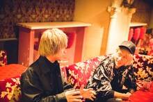 左から飯田瑞規（cinema staff）、竹縄航太（HOWL BE QUIET）。