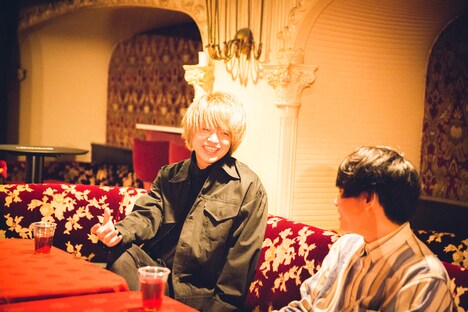 左から飯田瑞規（cinema staff）、渡井翔汰（Halo at 四畳半）。