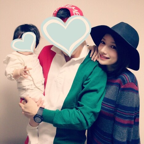 後藤真希のブログに掲載された家族写真。