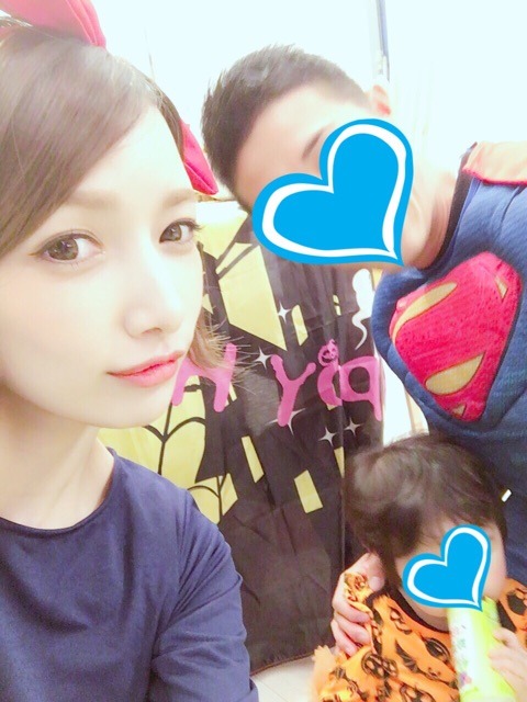後藤真希のブログに掲載された家族写真。