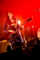 松尾レミ（Vo, G）（Photo by KAMIIISAKA HAJIME）