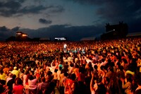 小田和正「明治安田生命Presents『KAZUMASA ODA TOUR2016 君住む街へ』」沖縄・宜野湾海浜公園屋外劇場公演の様子。（撮影：菊地英二）