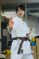 型を披露する佐保明梨。（撮影：土屋恵介）