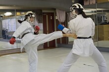 実戦形式の組手審査を行う佐保明梨。（撮影：土屋恵介）