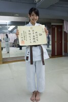 初段認定書をゲットした佐保明梨。（撮影：土屋恵介）