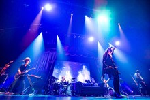 sukekiyo「sukekiyo 二〇一六年公演『裸体と遊具、泥芝居に讃歌の詩』-漆黒の儀-」東京・調布市グリーンホール 大ホール公演の様子。