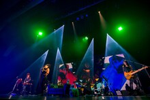 sukekiyo「sukekiyo 二〇一六年公演『裸体と遊具、泥芝居に讃歌の詩』-漆黒の儀-」東京・調布市グリーンホール 大ホール公演の様子。