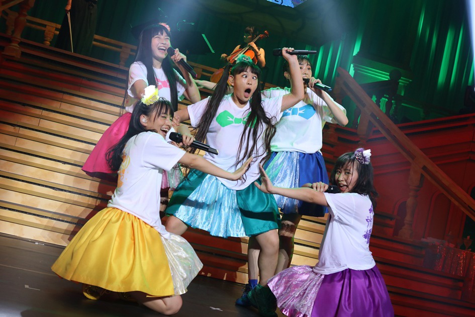 たこやきレインボー「なにわンダーランド2016 ～ひみつの仮面舞踏会～」の様子。（写真提供：avex）