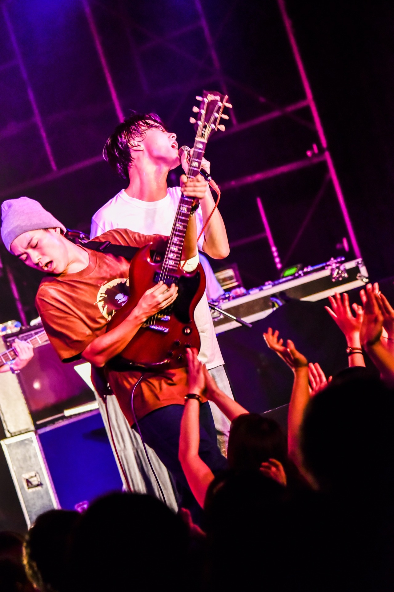 左からTAIKING（G）、YONCE（Vo）。（Photo By Shun Komiyama）