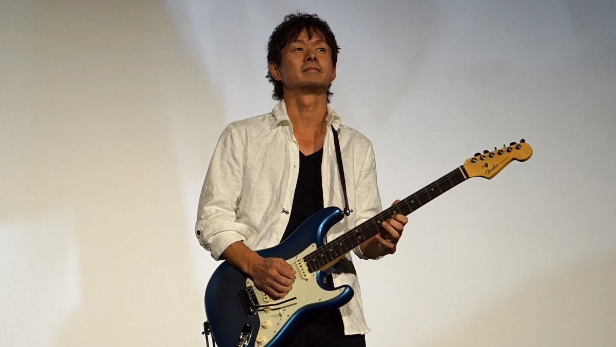 「TUBE 31 LIVE SCREEN～"Your TUBE+My TUBE"TOUR FINAL at YOKOHAMA ARENA～」の舞台挨拶に登場した春畑道哉（G）。（写真提供：Sony Music Associated Records）