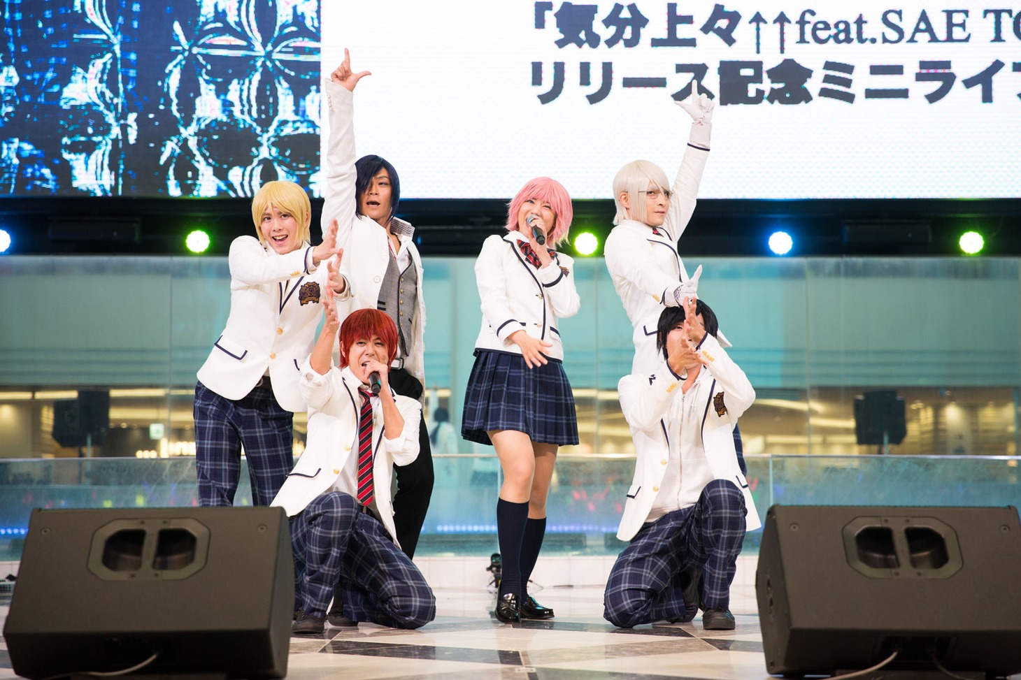「気分上々↑↑ feat. SAE TOKIMIYA」のパフォーマンスの様子。（Photo by HAJIME）