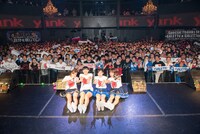 エンディングでの記念撮影の様子。