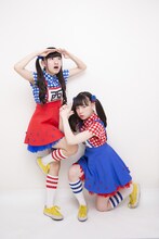 生ハムと焼うどん。左から西井万理那、東理紗。