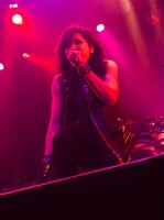 鋲（Vo）（撮影：小財梨佐）