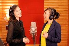 左から天海祐希、松任谷由実。（写真提供：EMI Records）