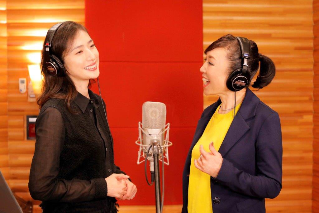 左から天海祐希、松任谷由実。（写真提供：EMI Records）