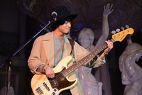 プロジェクションマッピングをバックに歌うanderlust。