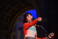 プロジェクションマッピングをバックに歌うanderlust。