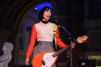 プロジェクションマッピングをバックに歌うanderlust。