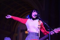 プロジェクションマッピングをバックに歌うanderlust。