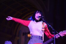 プロジェクションマッピングをバックに歌うanderlust。