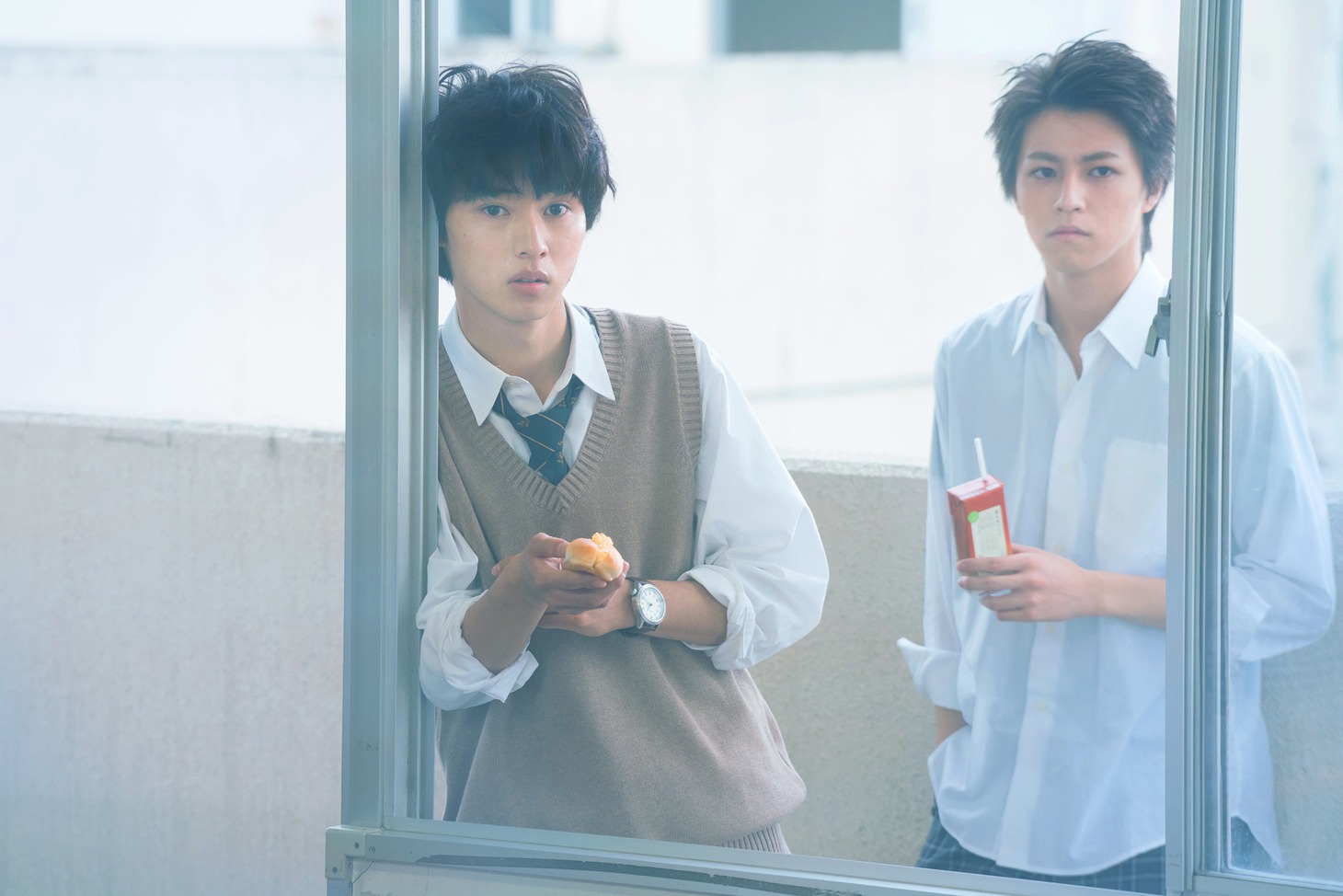 人気画像8位は「山崎賢人×超特急タカシ『一週間フレンズ。』の場面カット解禁」より、長谷祐樹（山崎賢人）と桐生将吾（松尾太陽）。 (c)2017 葉月抹茶／スクウェアエニックス・映画「一週間フレンズ。」製作委員会