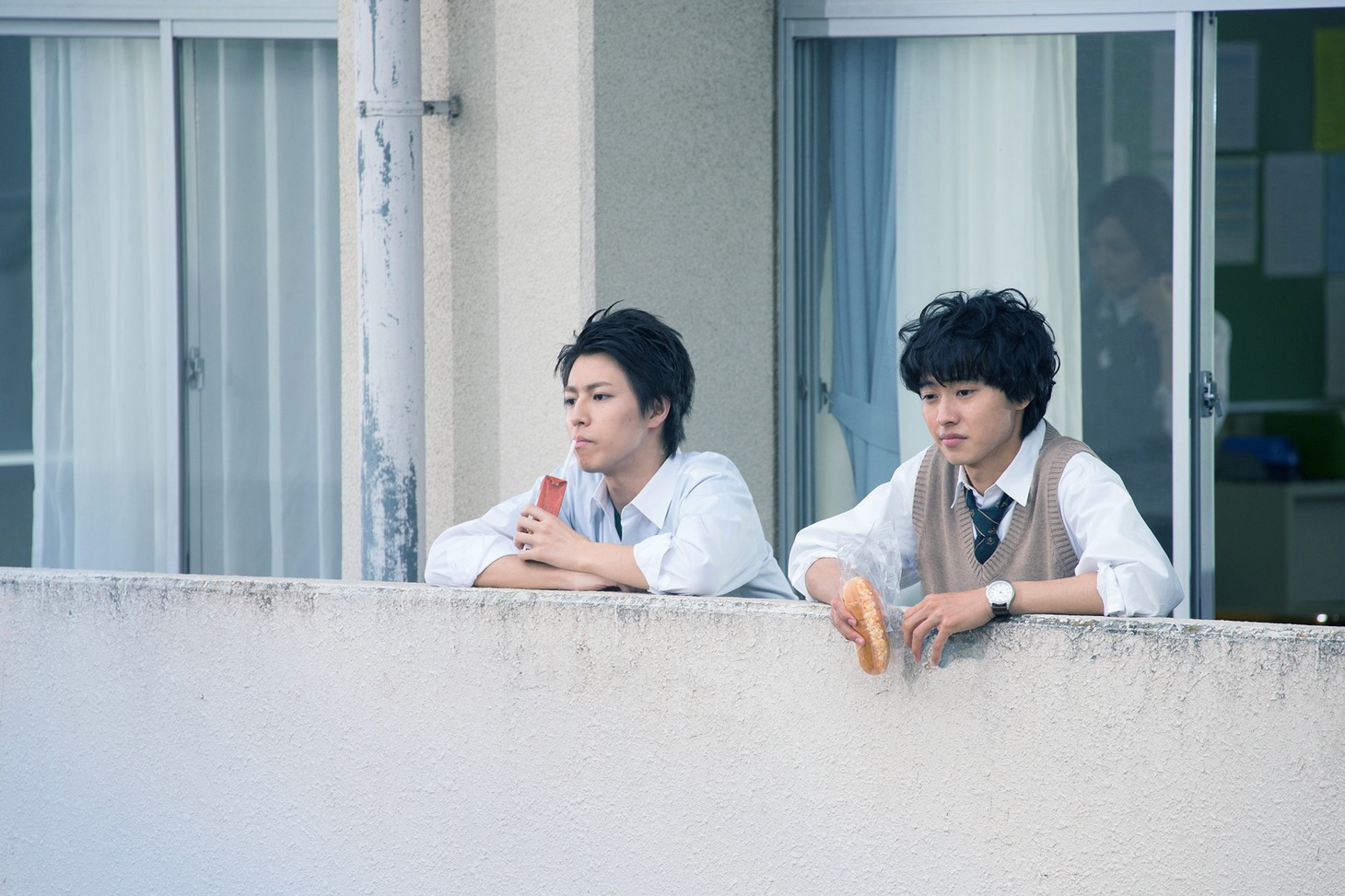 人気画像7位は「山崎賢人×超特急タカシ『一週間フレンズ。』の場面カット解禁」より、桐生将吾（松尾太陽）と長谷祐樹（山崎賢人）。 (c)2017 葉月抹茶／スクウェアエニックス・映画「一週間フレンズ。」製作委員会