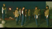 乃木坂46「ブランコ」MVのワンシーン。