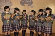 「トレジャーハンティング トンガリ島の大冒険」に挑戦するさくら学院メンバー。
