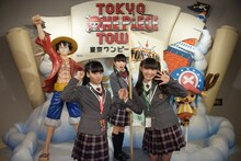 記念撮影する山出愛子、藤平華乃、麻生真彩。