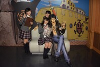 トラファルガー・ローと記念撮影する倉島颯良、麻生真彩、山出愛子。