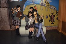 トラファルガー・ローと記念撮影する倉島颯良、麻生真彩、山出愛子。