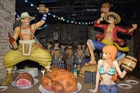 「ONE PIECE」のキャラクターと記念撮影する麻生真彩、倉島颯良、黒澤美澪奈、藤平華乃、山出愛子、森萌々穂。
