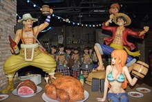 「ONE PIECE」のキャラクターと記念撮影する麻生真彩、倉島颯良、黒澤美澪奈、藤平華乃、山出愛子、森萌々穂。