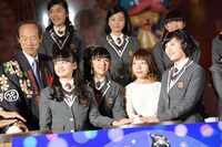 スイッチに手を添える山出愛子、黒澤美澪奈、三宅宏実選手、倉島颯良。