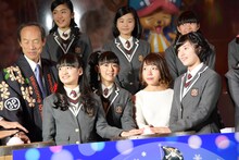 スイッチに手を添える山出愛子、黒澤美澪奈、三宅宏実選手、倉島颯良。