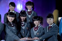 スイッチに手を添える麻生真彩、岡崎百々子、森萌々穂、有友緒心。