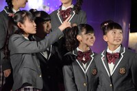 イルミネーションを指差す麻生真彩（左）。