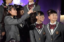 イルミネーションを指差す麻生真彩（左）。