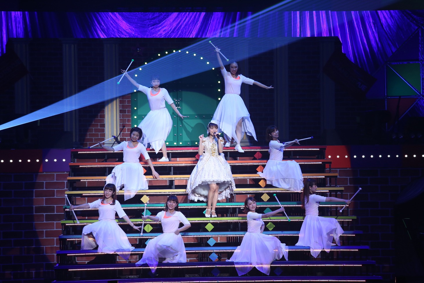 三森すずこ「Mimori Suzuko Live Tour 2016 "Grand Revue"」日本武道館初日公演の様子。（写真提供：ポニーキャニオン）