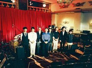 「細野晴臣 A Night in Chinatown」での集合写真。（写真提供：ビクターエンタテインメント）