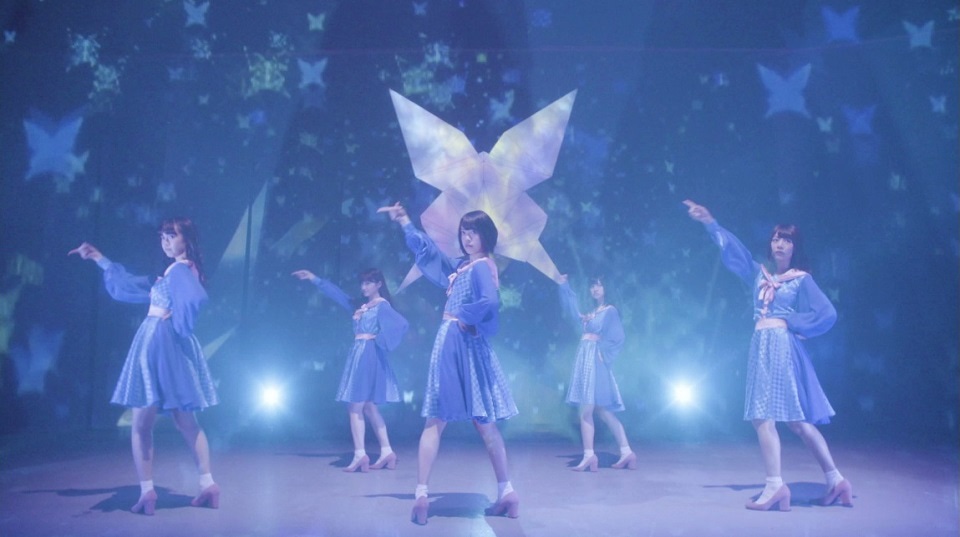 乃木坂46「君に贈る花がない」MVのワンシーン。