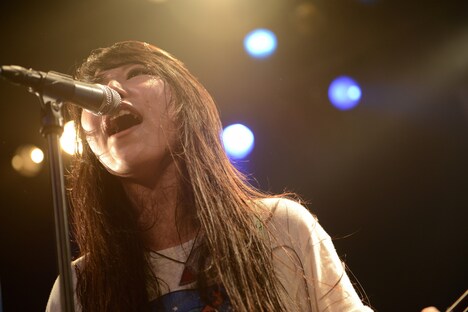 いやま（Vo, B / Dizzy Sunfist）（撮影：半田安政[Showcase]）