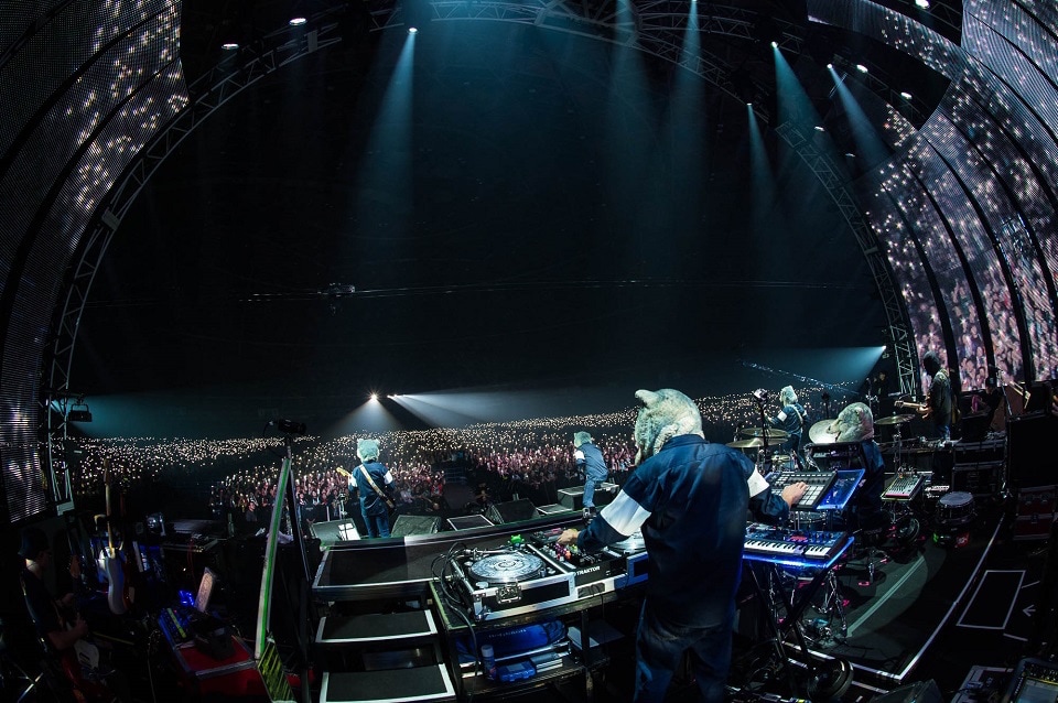MAN WITH A MISSION「The World's On Fire TOUR 2016」愛知・ポートメッセなごや公演の様子。