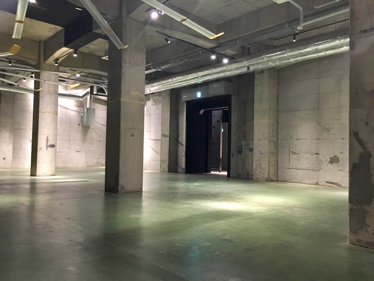 会場となる東京・寺田倉庫の内装。
