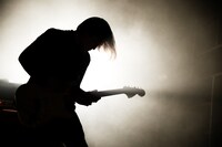 小林祐介（G / THE NOVEMBERS）（撮影：岡田貴之）