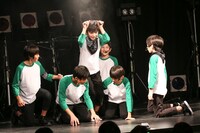 トークコーナーでジェスチャーゲームを行うEBiDAN SENDAI。（撮影：笹森健一）