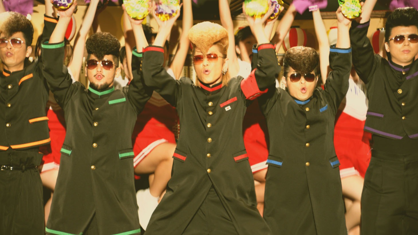 「コロロ」の新テレビCM「居酒屋」篇のワンシーン。